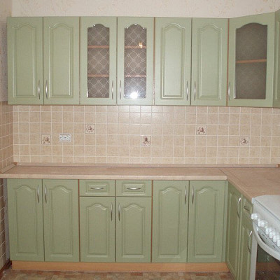 Г-образная кухня со светло-зелёными фасадами из МДФ в пленке 01